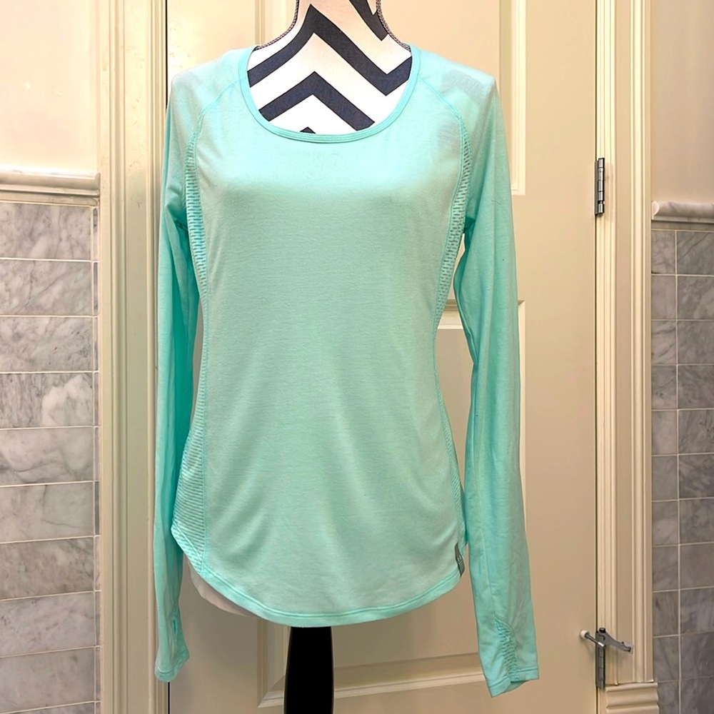 Medium underarmor fitted shirt